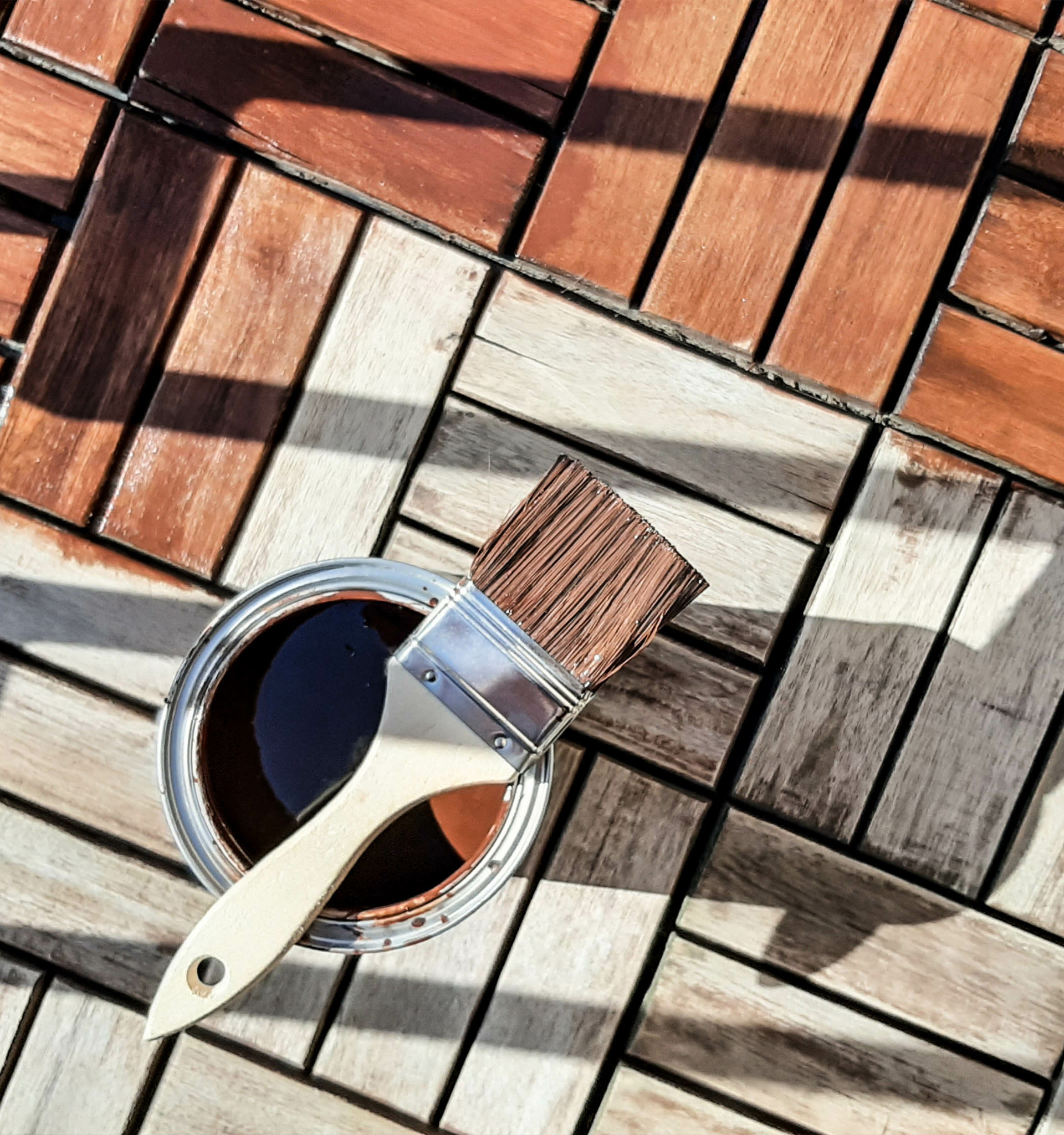 Come ripristinare un Decking ingrigito (pavimento esterno in legno)
